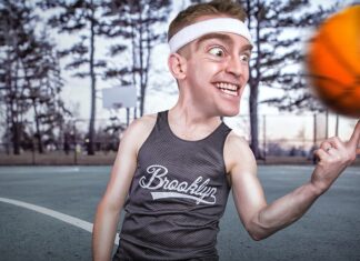 Ile osób gra w koszykówkę na boisku? Ile osób gra w koszykówkę na boisku?